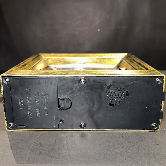 Water filled indoor vintage TV with carollers - Picture 7 of 8